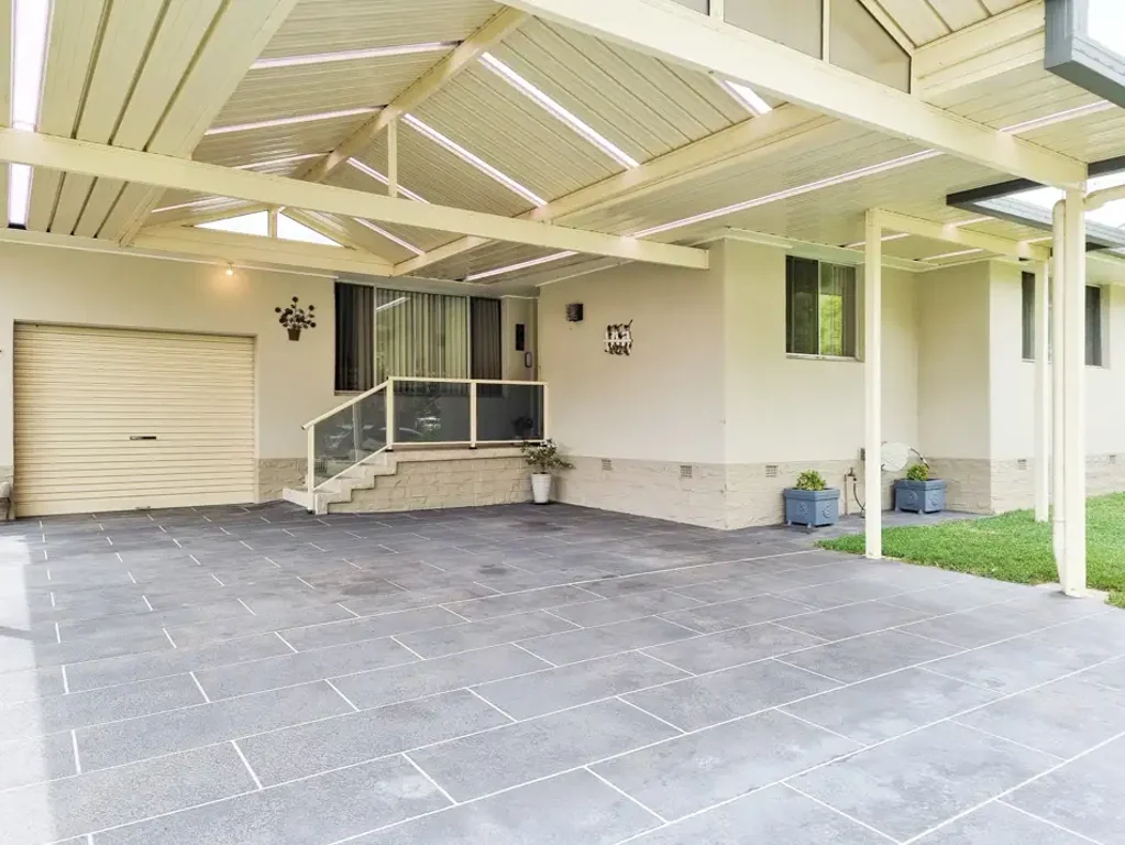 Orange 5कमरा Spacious Family Home with Endless Possibilities