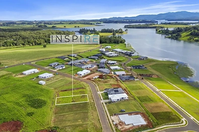 Yungaburra  YOUR DREAM LOCATION BY THE LAKE!