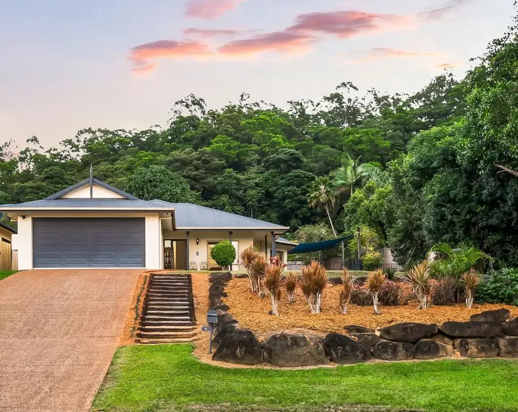 Bentley Park 4 Bedroom Elevated Family Entertainer with Views Forever!