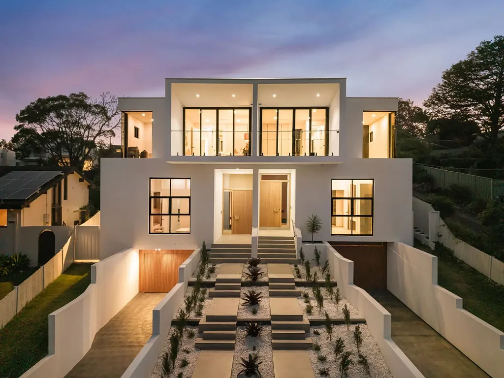 North Ryde 5房 现代建筑设计 三层宽敞布局 设计师美食厨房 五间宽敞卧室 无缝室内外连接 超大地下室车库 开阔区景城市景观 驱车数分钟达Metro One of North Ryde’s Premier Residences