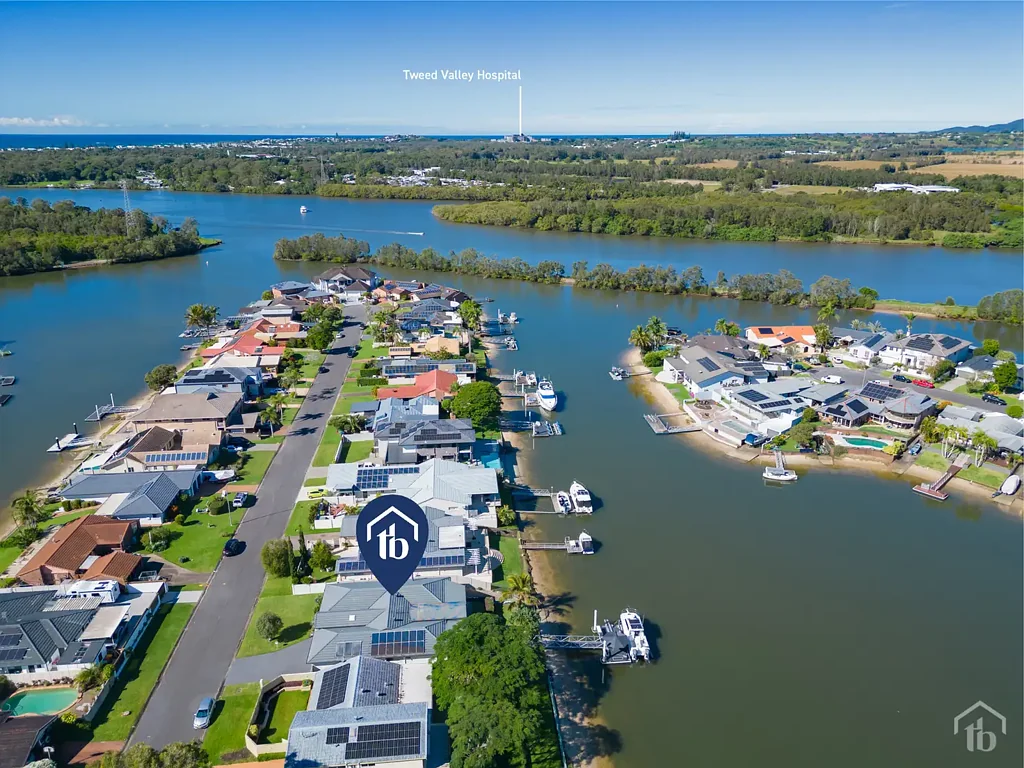 Banora Point 5chambre Waterfront family home with Deep water Access & Coastal charm