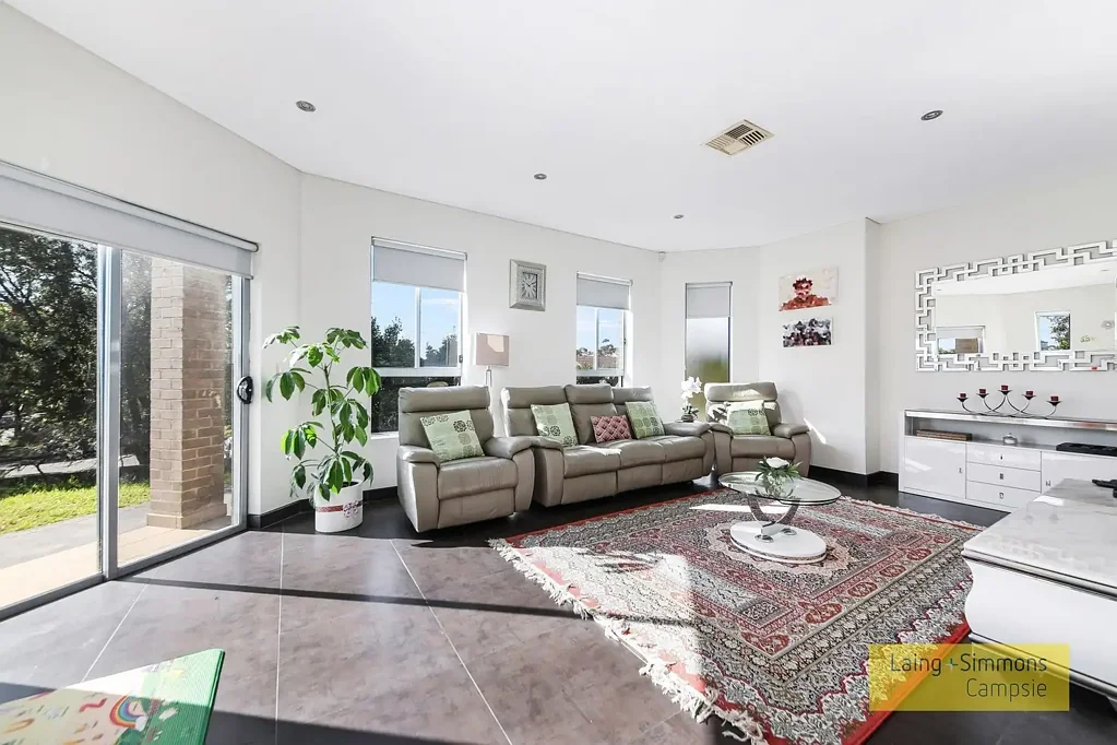 Beverly Hills 4房 超大四卧联排 质量上乘 街角珍宝 主卧套间 现代厨房 全瓷砖地板 私密花园 376.5m2 Luxury Corner Duplex – Oversized, Stylish & Superb Location!