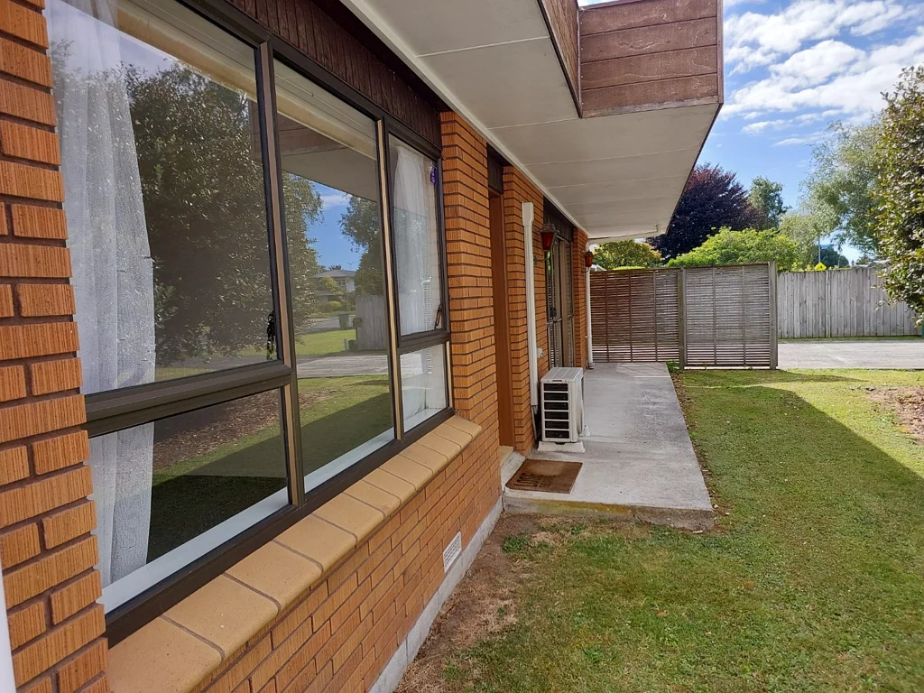 CLOSE TO LEAMINGTON PARK