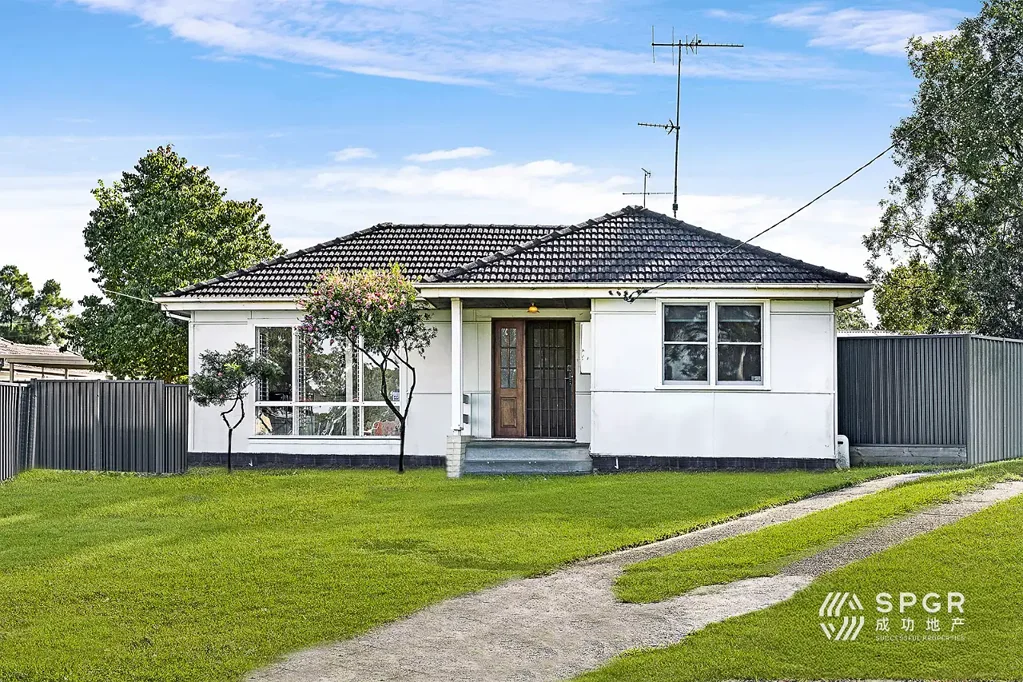 Modern 3 Bedroom House- Walking Distance from Train Station, Bus Stops, Supermarket and Schools!