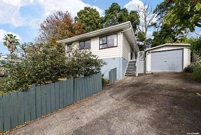 It is a lovely family home, tuck in the back this quiet 3 bedrooms house with one bathroom.