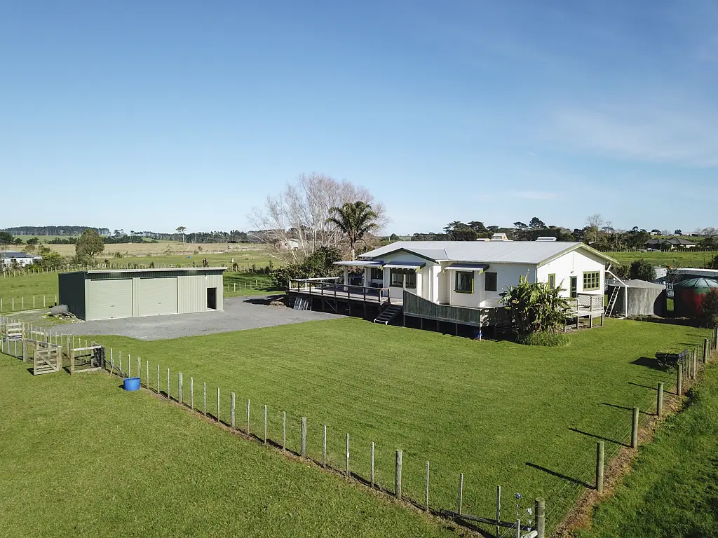 Dargaville Bungalow, Large Decks and Sheds, Great Location