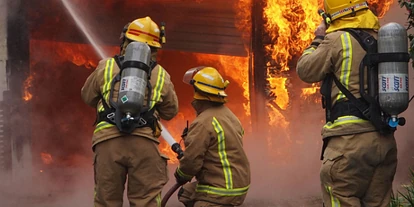 奥克兰一家工厂周日发生火灾