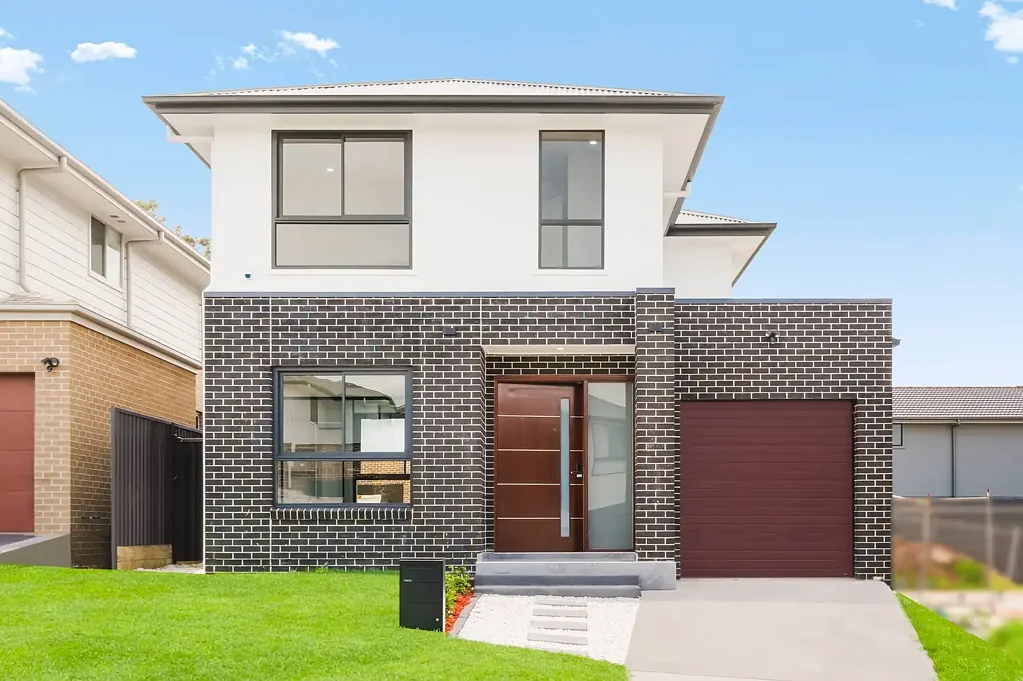 Rouse Hill 4房 Rouse Hill核心位置 40mm石台面瀑布设计 2.7m高天花板 远程车库 NBN配置 风管空调 混合地板 安全警报 全LED照明 浴室瓷砖到顶 4分钟Tallawong站 7分钟购物中心 Beautiful House For Sale