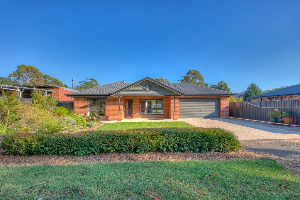 1 McCullough Street, Porepunkah, VIC 3740