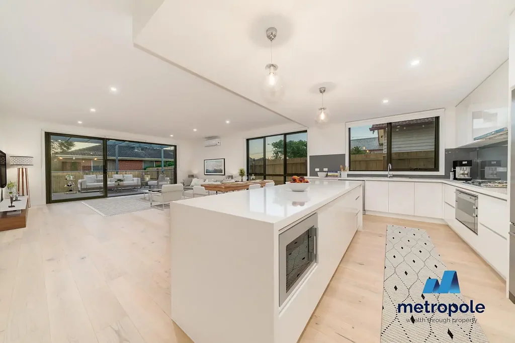 LUXURY TOWNHOUSE IN THE MCKINNON SCHOOL ZONE