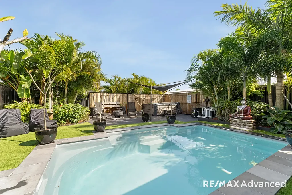 Banksia Beach 5部屋 Dual Living Opportunity in Exclusive Pacific Harbour Estate