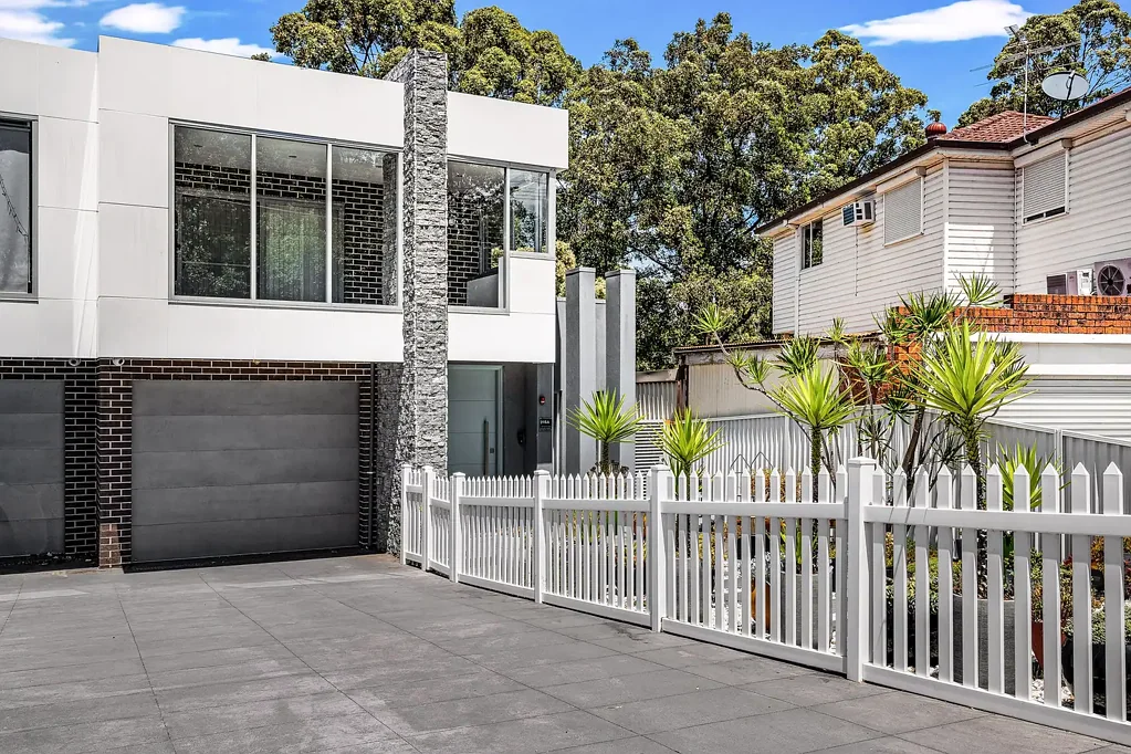 Kingsgrove 4침실 Beautifully Built Full-Brick Home Backing Onto Parkland & Golf Course