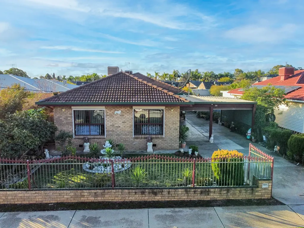 Swan Hill 4 Bedroom Quality 4 Bedroom Home with 3 Living Areas