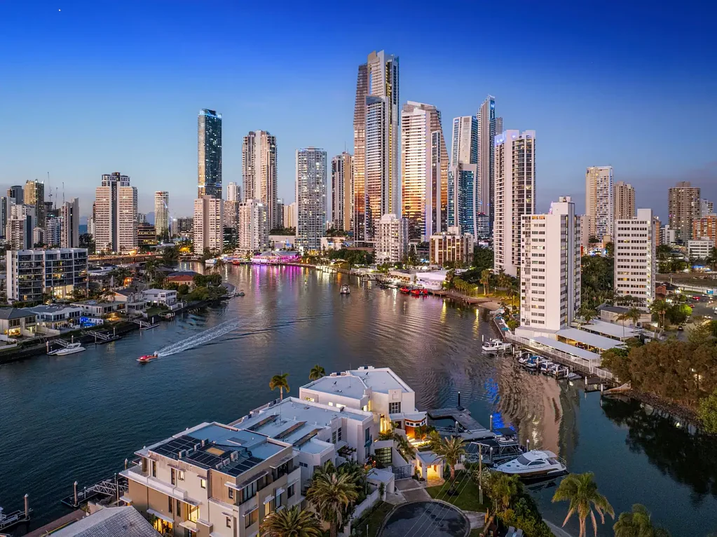Surfers Paradise 4 Bedroom Main River Villa - North East Facing - Point Position