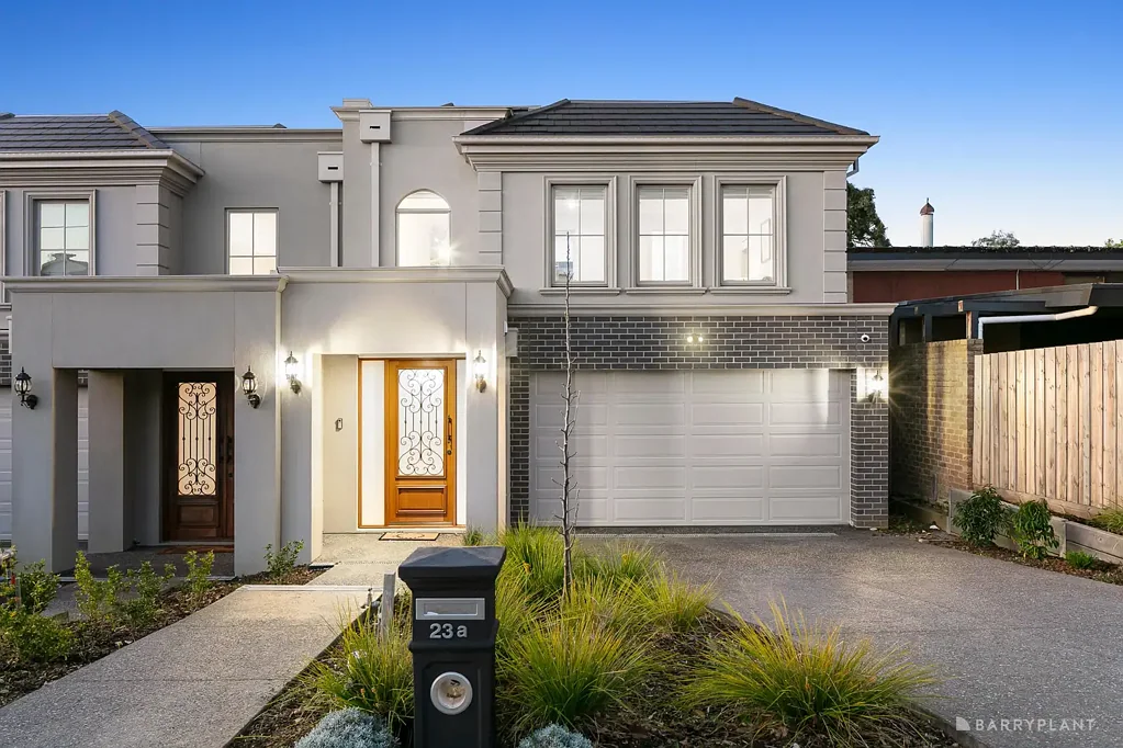 Templestowe Lower 4房 街道临街面 五星级装修 高挑空吊顶 自然光线充沛 特色石材岛台 山脉景观 户外娱乐露台 步行至学校商圈 交通便利 A Stunning Example of Modern Style and Clever Design
