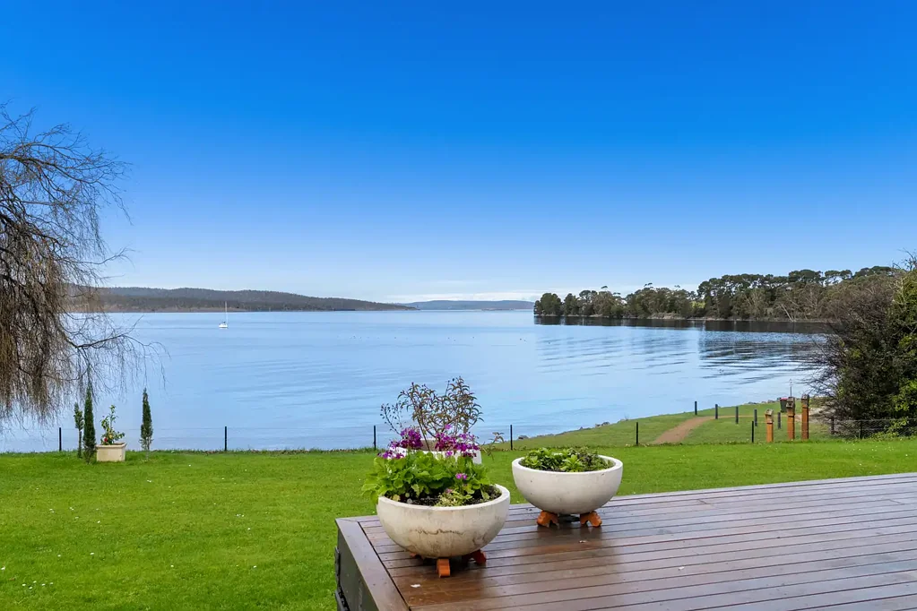 Woodbridge 3બેડરૂમ Renovated home on the waterfront.