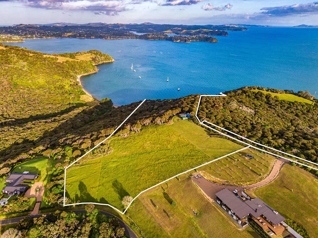 Oneroa Unrivalled property overlooking Cable Bay