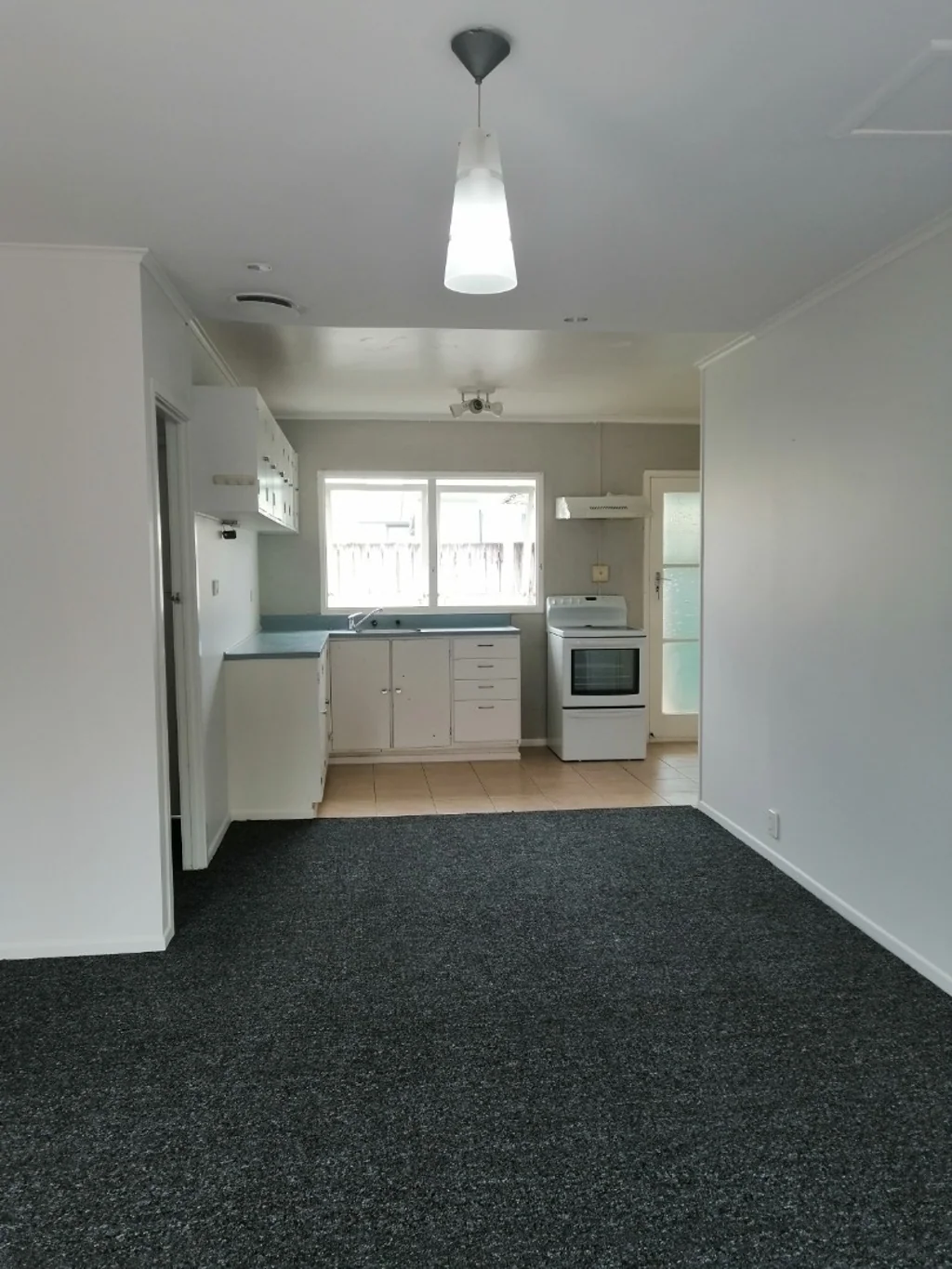 Lovely 2 bedrooms with new carpet and heat pump