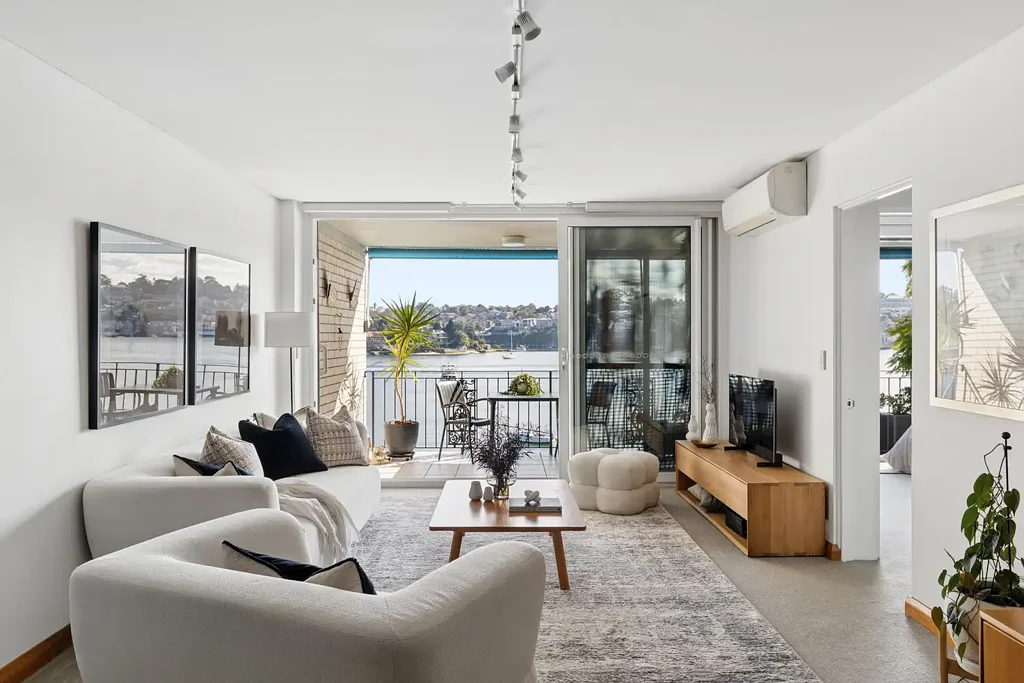 Drummoyne 3غرفة نوم Renovated waterfront residence with house-like proportions