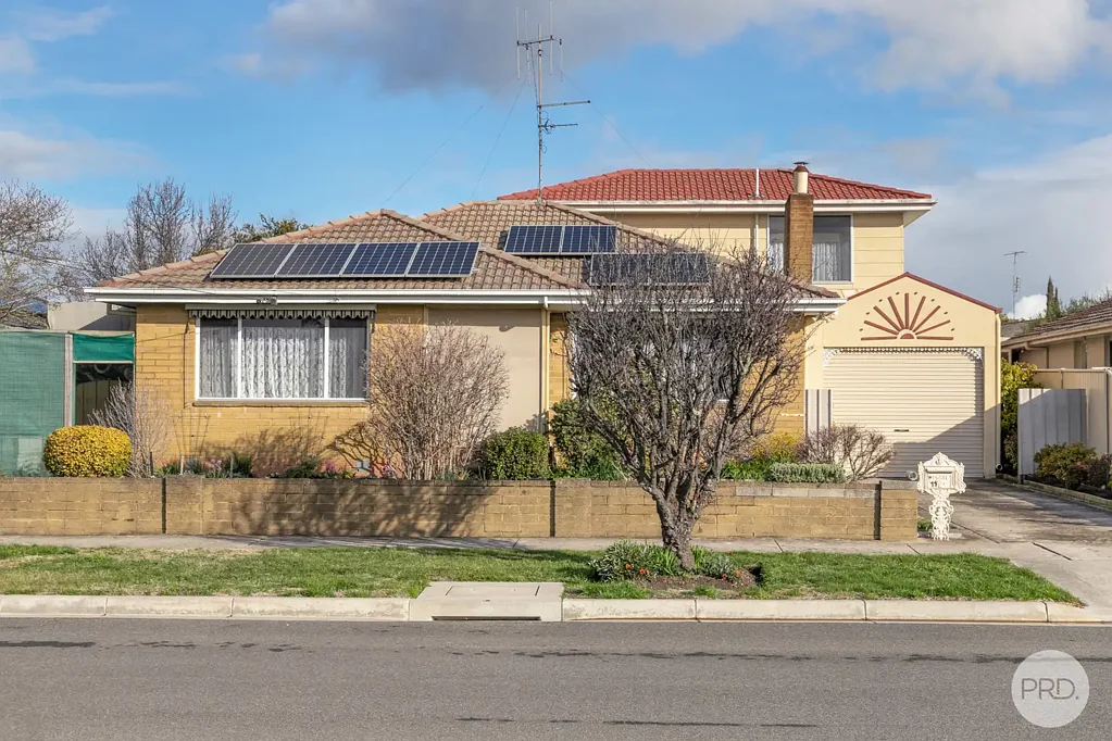 11 Cambridge Street, Wendouree, VIC 3355