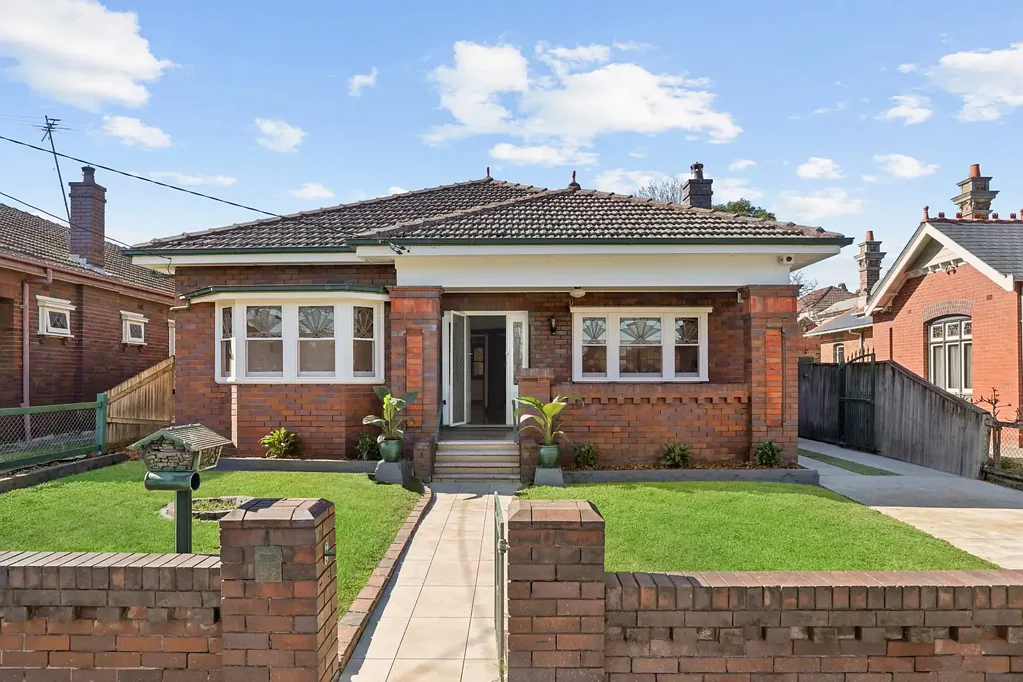 Strathfield 4બેડરૂમ Freestanding family home in a prestigious address