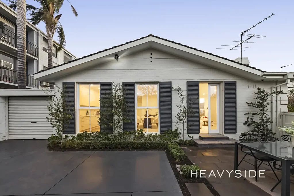 Armadale 3房 轻松单层生活 | 交通便利，四通八达 | 独立临街立面 Easy Single Level Living | Convenient and Central to Everything | Own Street Frontage