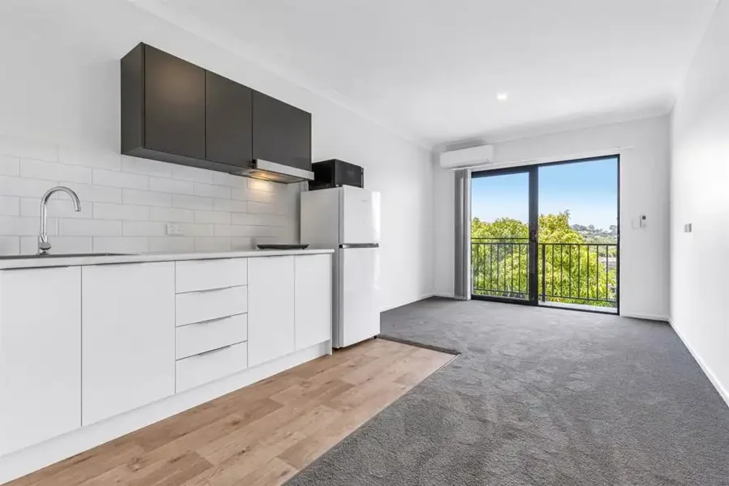 NEAR NEW DARRA STUDIO