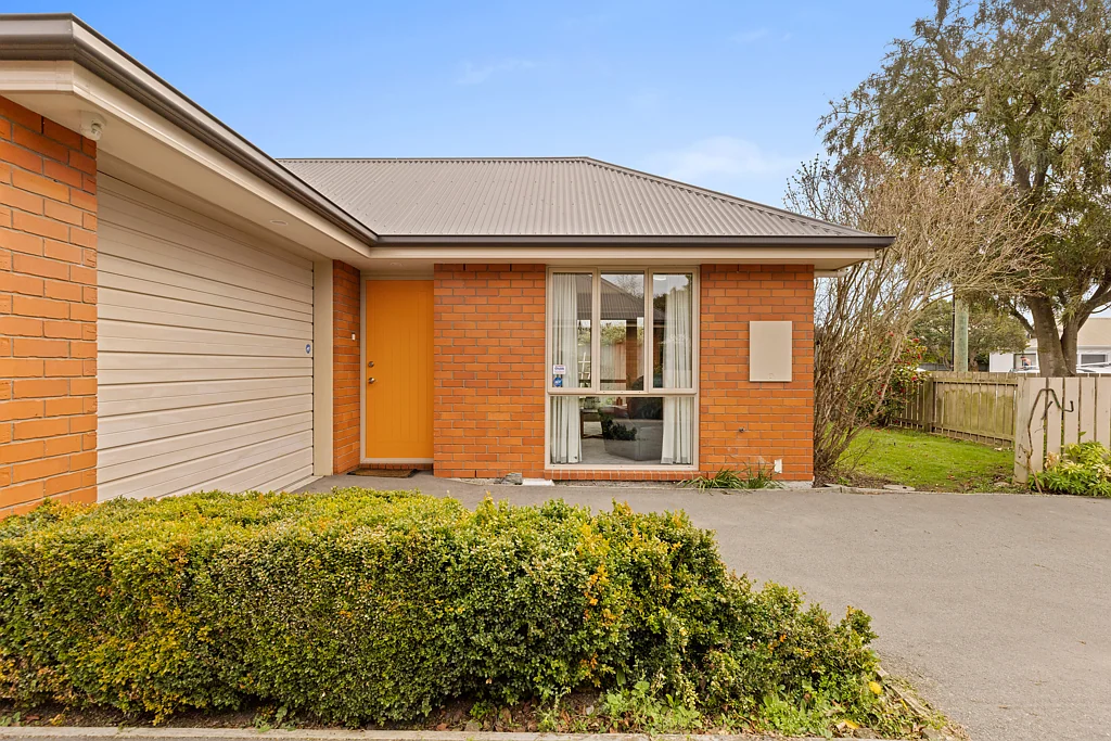 Redwood 2Kwarto Modern Front Standalone Townhouse