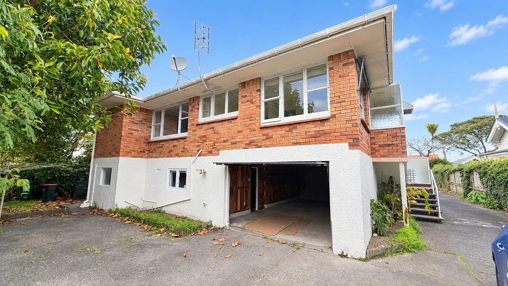 Mt Eden Magic – 2-Bedroom Home with Rumpus Room!