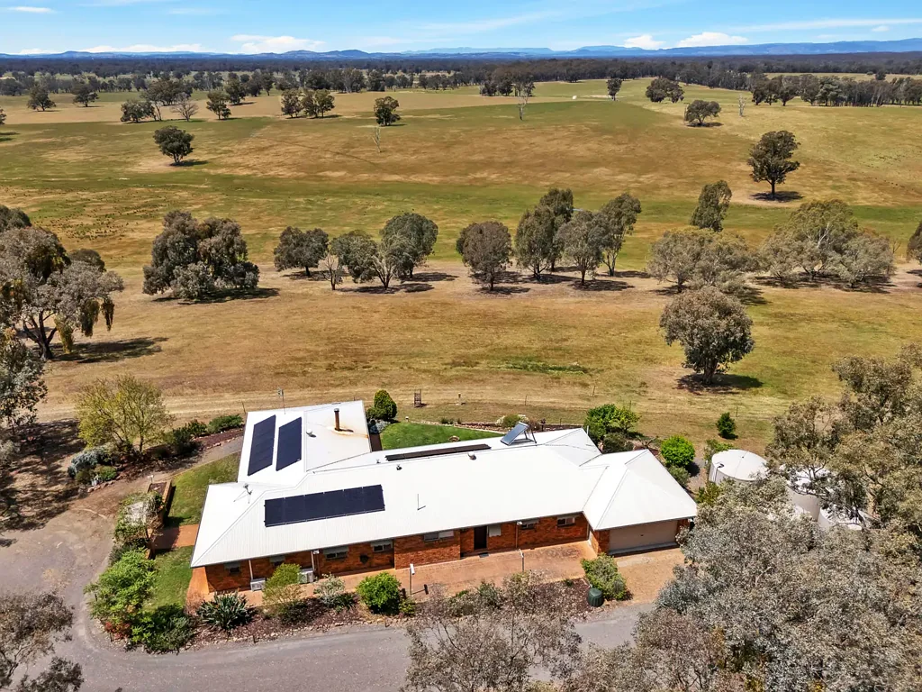 Tarnook  "Cerca Trova" - Elevated Country Living with Views to Mount Buffalo and Mount Buller!