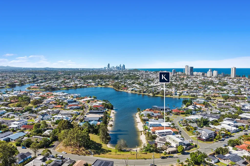 Burleigh Waters 4Kwarto Burleigh Lake Elegance with Self-Contained Studio, Spa & Picturesque Views