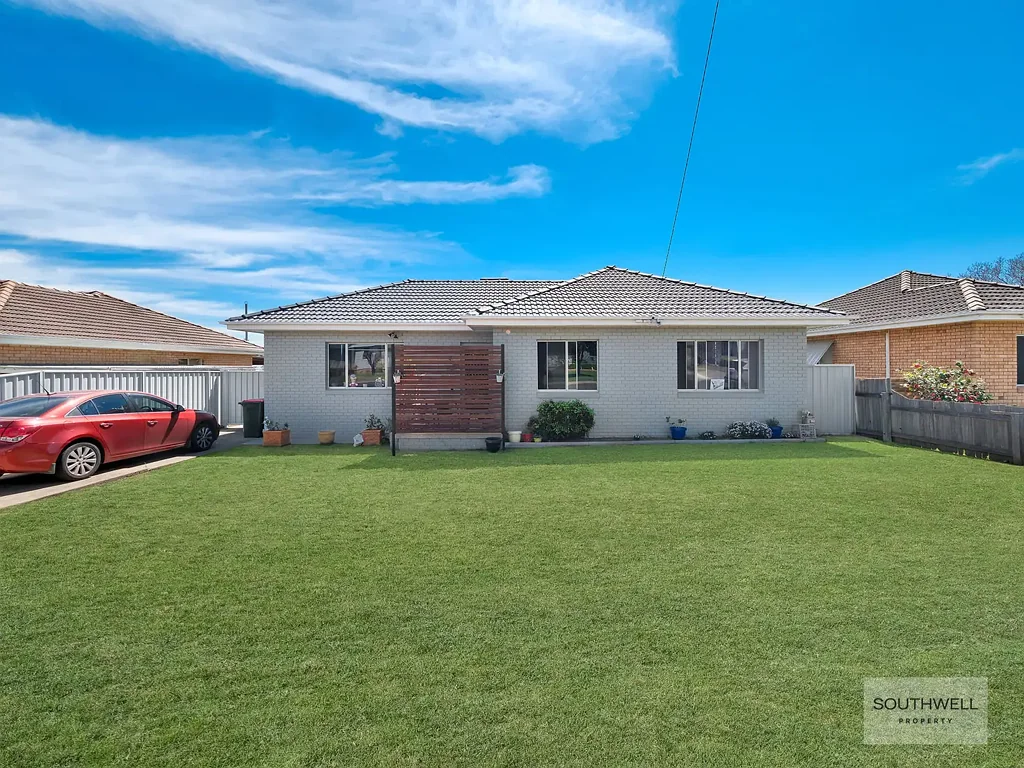 Tamworth 4Kwarto Superb Starter Close to Shops & Schools