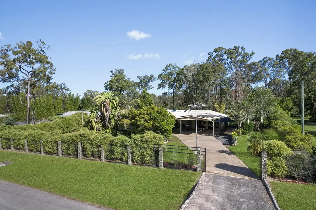 Greenbank 4ਬੈੱਡਰੂਮ Back on the Market! Motivated Sellers Offer Ultimate Acreage Lifestyle in Greenbank