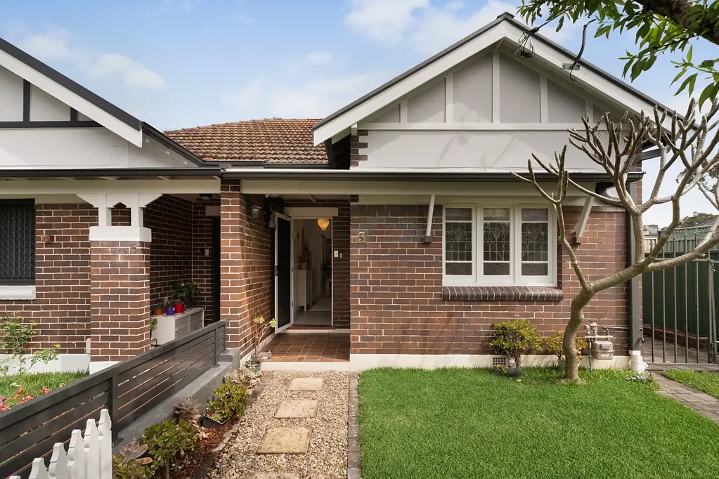 Croydon Park 3બેડરૂમ Stylish and versatile semi filled with sunshine