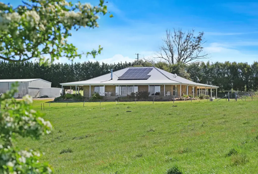 Goulburn Highly productive basalt soils, breathtaking views & beautiful family home