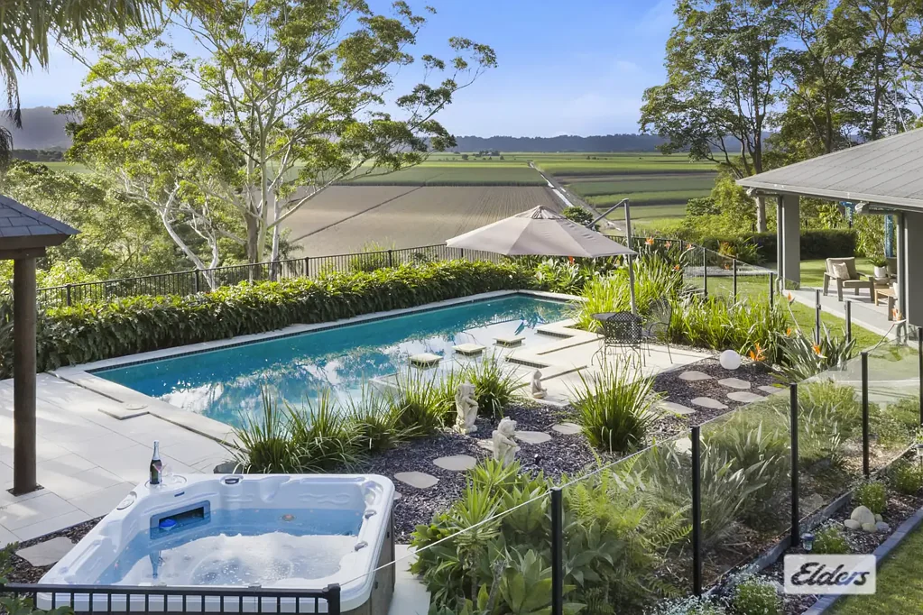 Eviron 4침실 4.9 Acre Hilltop Retreat with Stunning Northern Outlook & Pool Oasis!