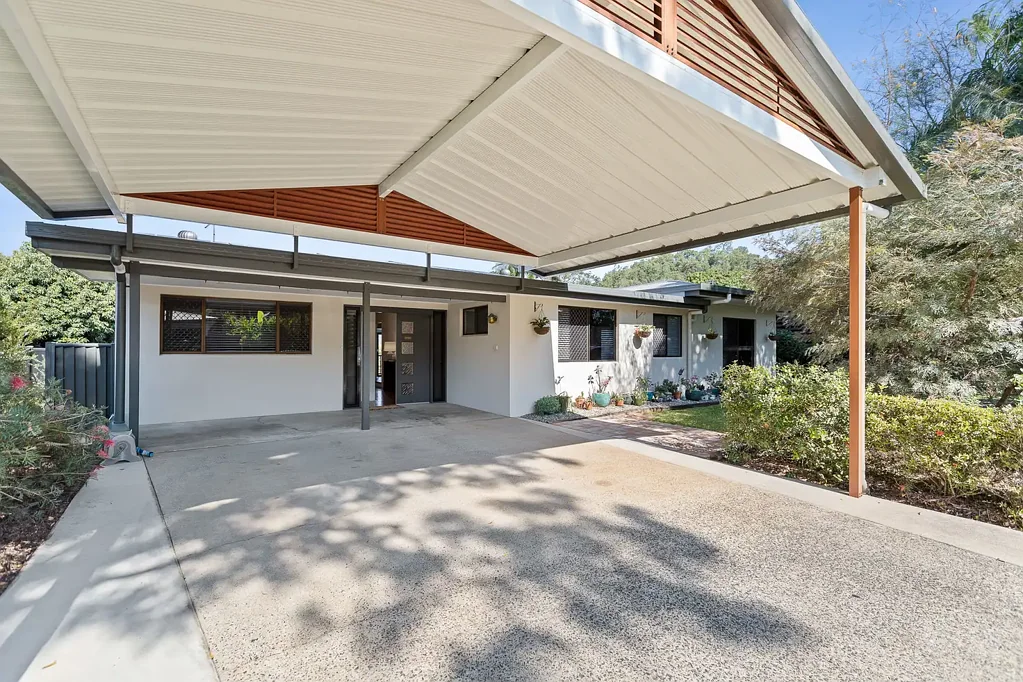 Whitfield 4 Slaapkamer Immaculate Family Home in Quiet cul-de-sac close to popular Whitfield State School and Edge Hill Village!