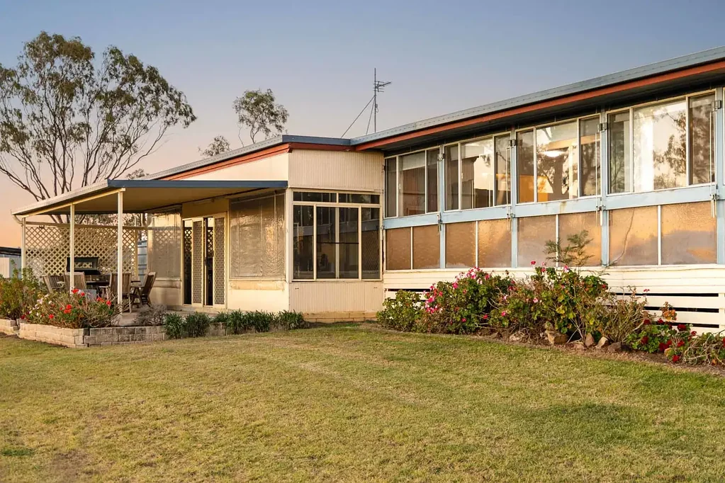 East Greenmount 5Zimmer Acreage, vast shedding, water security & equestrian lifestyle!