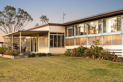 East Greenmount 5Kwarto Acreage, vast shedding, water security & equestrian lifestyle!