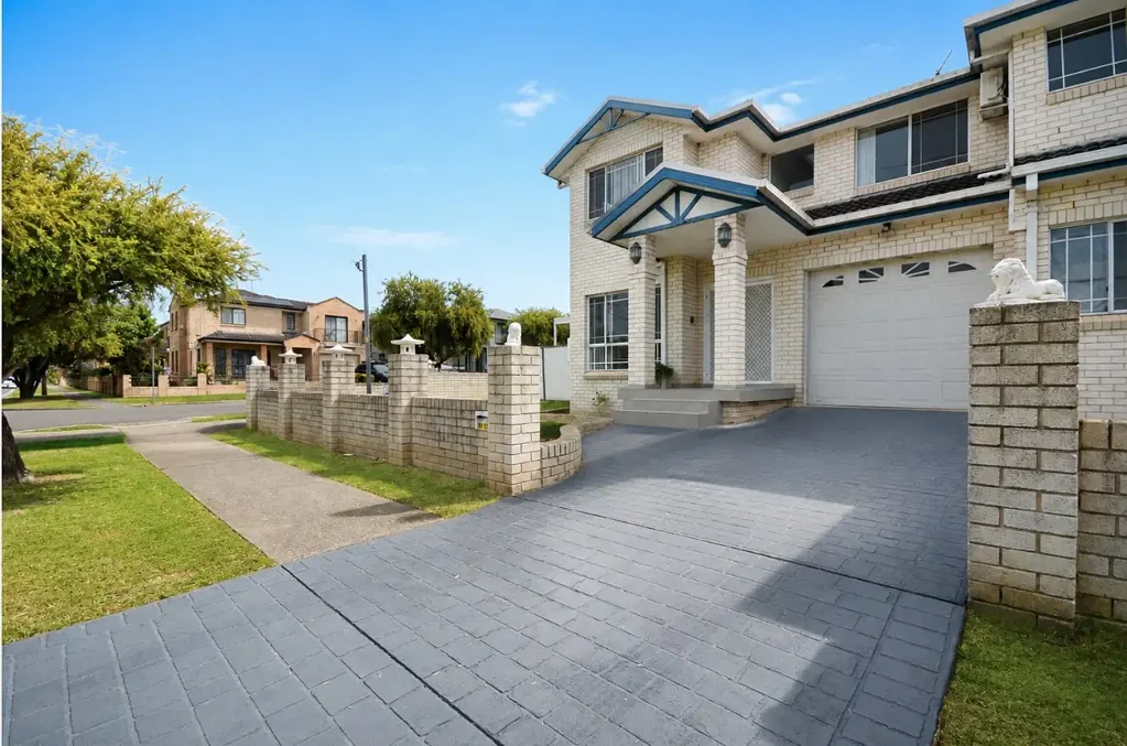 Spacious 3-Bedroom Townhouse with Air Conditioning & Covered Alfresco