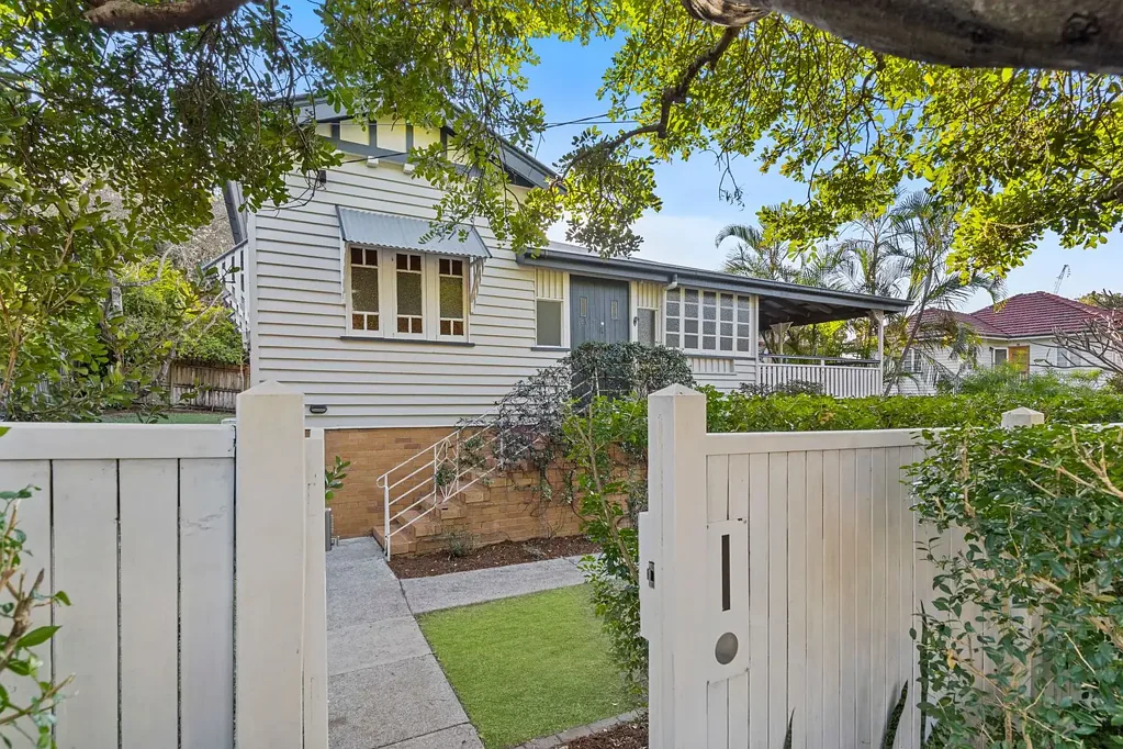Annerley 3Phòng ngủ Beautiful Character Home in BSSSC Catchment