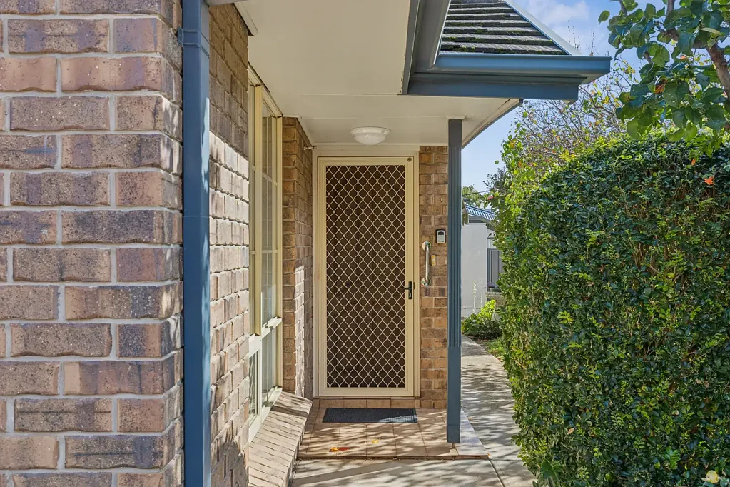 South Brighton 3chambre Charming Homette ~ Prime Popular Location ~ Quiet Street with a Beautiful Garden