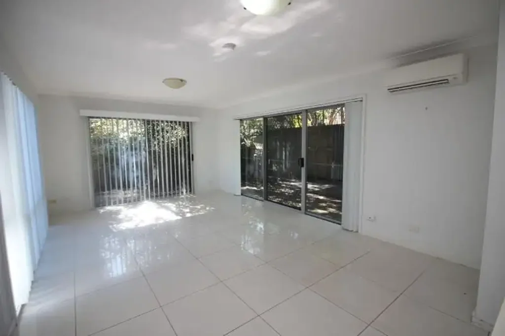 Labrador 9房  1-3/85 WHITING STREET LABRADOR
3 STUNNING TOWNHOUSES NEAR THE BROADWATER