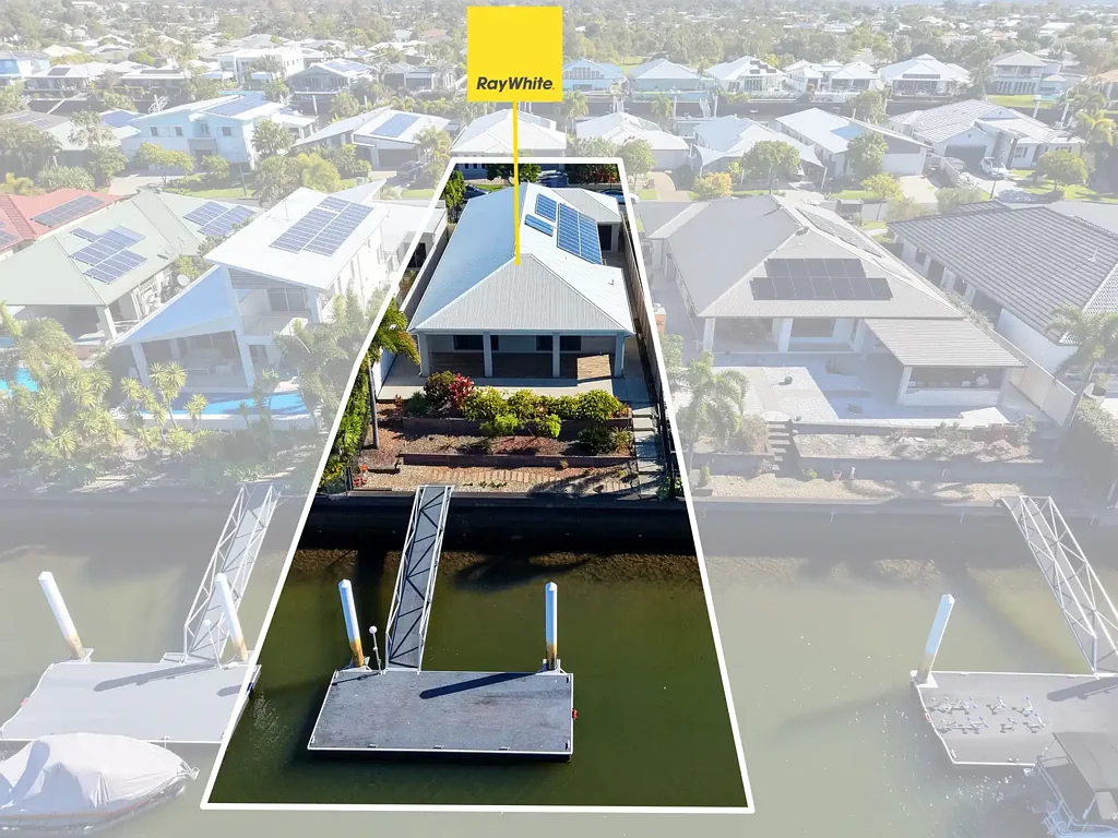 Banksia Beach 4બેડરૂમ North-East Facing Canal Living with Space and Style