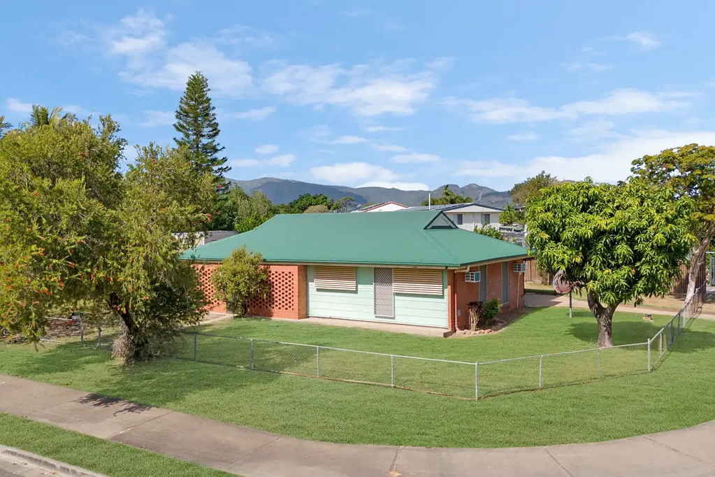 Kirwan 3房  Freshly Updated Brick Home with Powered Donga!