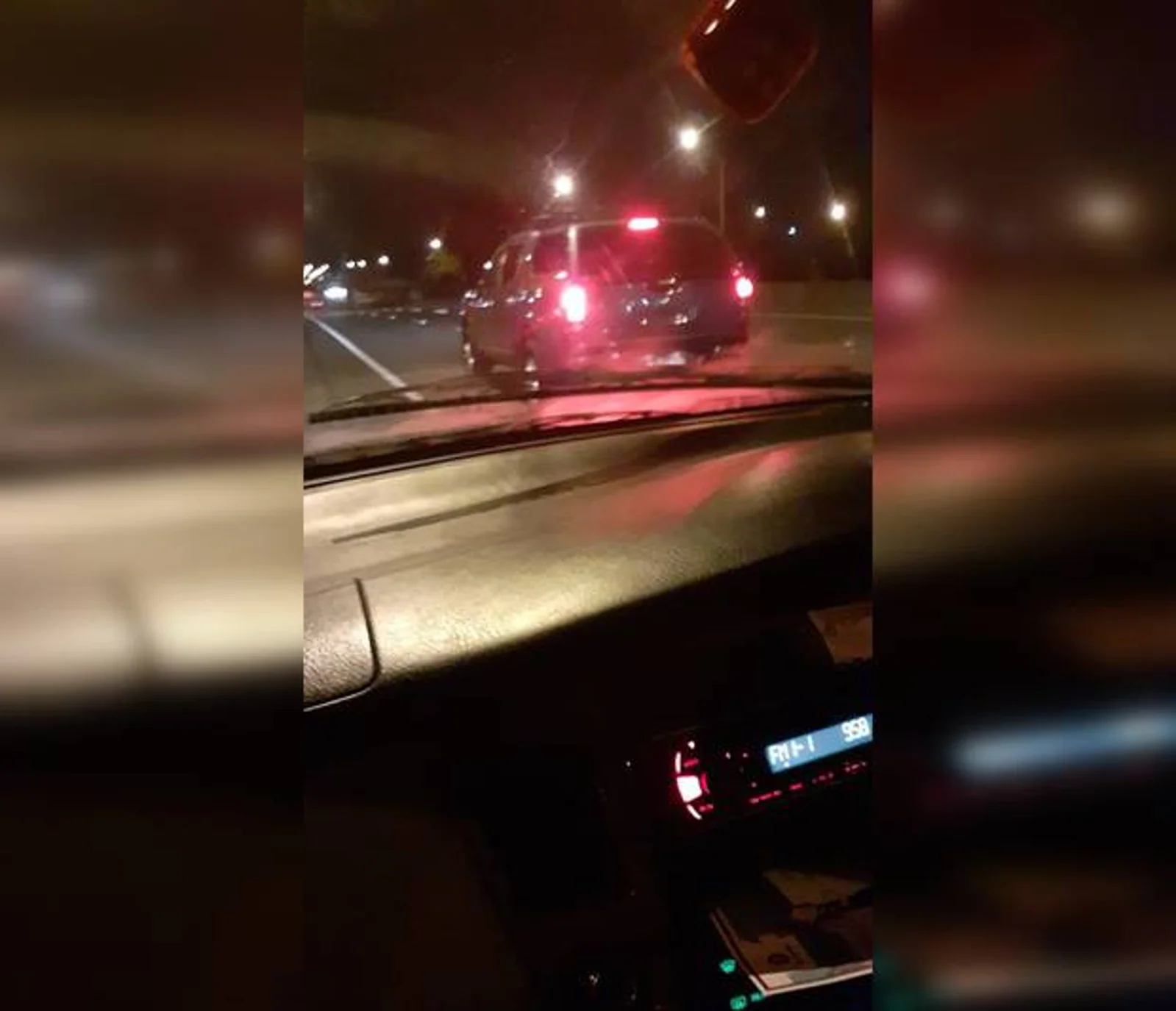 惊险！奥克兰高速上醉酒司机熟睡！车停路中间，头压方向盘，根本叫不醒……