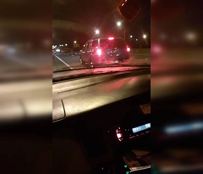 惊险！奥克兰高速上醉酒司机熟睡！车停路中间，头压方向盘，根本叫不醒……
