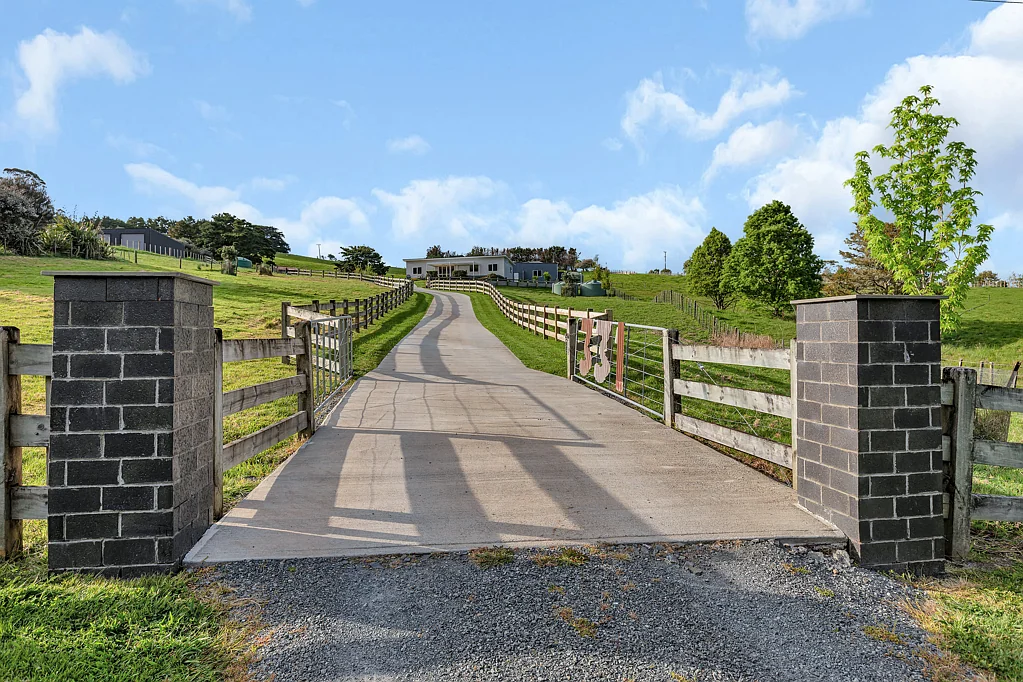 Otaika 4房  Modern Lifestyle With Sheds Galore