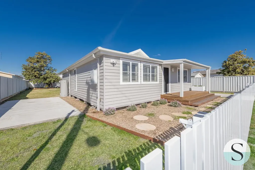 Swansea 3 Slaapkamer Fall In Love with this Remarkably Re-Built & Reimagined Lake House's Cottage Charm – Just 4 Homes from Lovely Lake Foreshore!