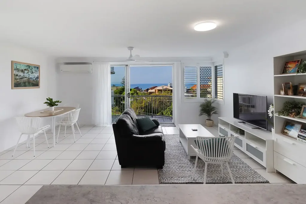BEAUTIFULLY RENOVATED & FURNISHED COASTAL UNIT IN PRIME CALOUNDRA LOCATION